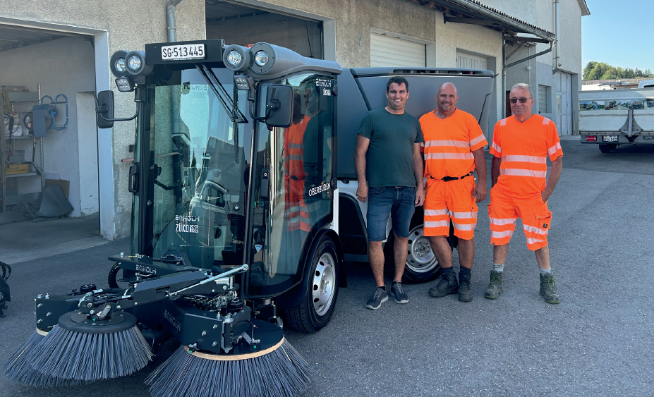 Die Bauamtsmitarbeiter Pascal Lenherr, Stephan Lustenberger und Milio Karrer (v.l.n.r.) mit dem neuen Kommunalfahrzeug.
